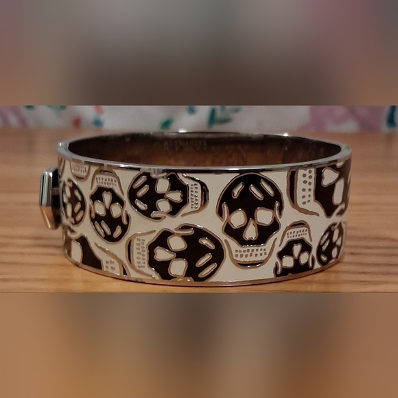 EUC Alexander McQueen Black & Silver Skull Casual Goth Bangle Bracelet Jewelry - Picture 3 of 6